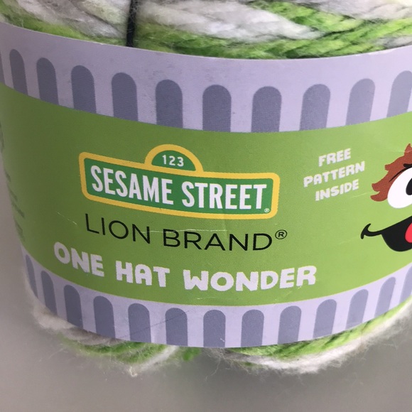 Sesame Street Oscar One Hat Wonder yarn - Picture 3 of 5